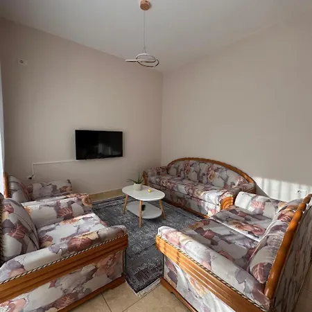 Grandpa's At Gjirokastra! Appartamento